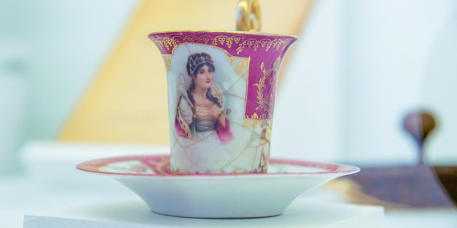 Кофейная чашка с блюдцем. Фарфор, деколь, штамп, золочение. Первая треть XIX века