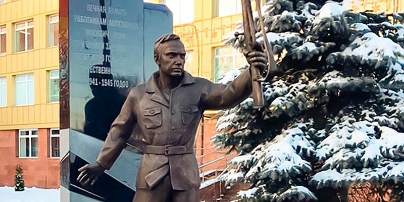 На юго-востоке Москвы установили памятник воинам — работникам АЗЛК