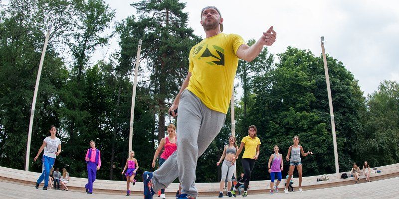 Жители юга столицы выбирают программу танцевальных вечеров в парке