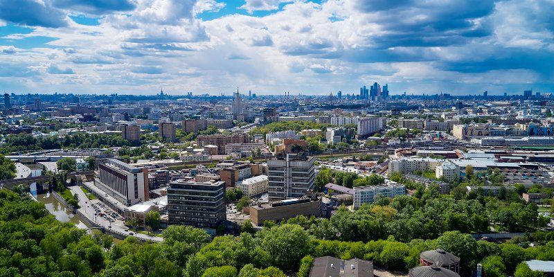 Флаги, праздничные плакаты и световые инсталляции: как украсят Москву ко Дню города