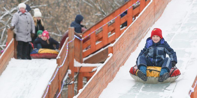 Пройти новогодний квест и спуститься на санях: что подготовили для москвичей в парках на праздники