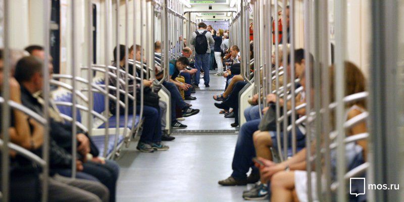 Объявления в поездах на оранжевой ветке метро переведут на английский