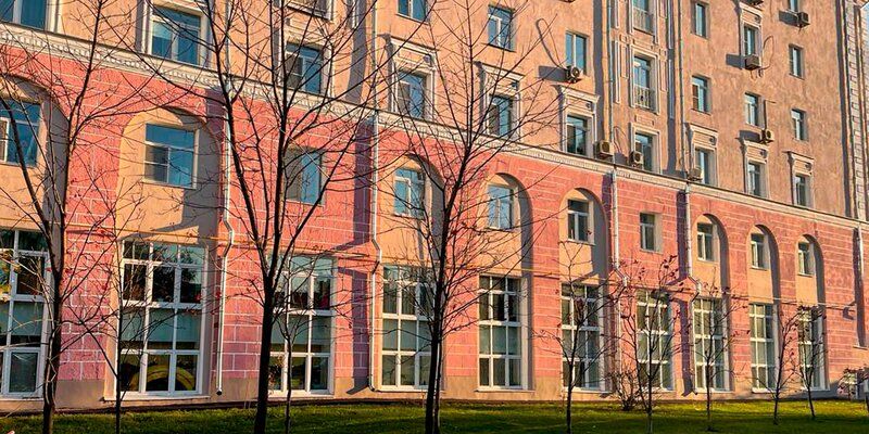 Советский неоклассицизм: в Сокольниках завершается капремонт дома 1940 года постройки