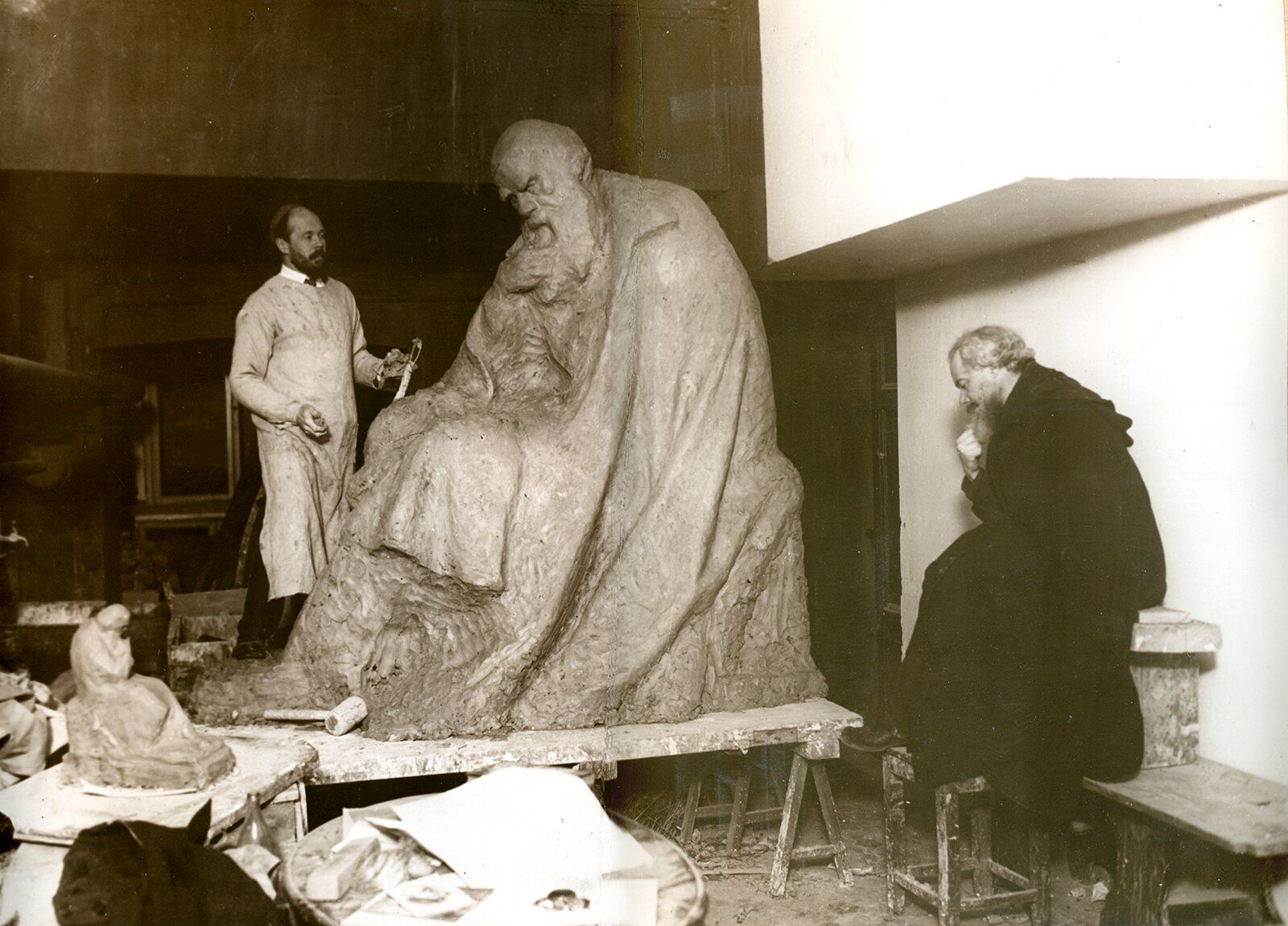 А.Ф. Котс позирует художнику В.А. Ватагину. Создание скульптуры «Чарльз Дарвин». 1928 год. Фото Государственного Дарвиновского музея