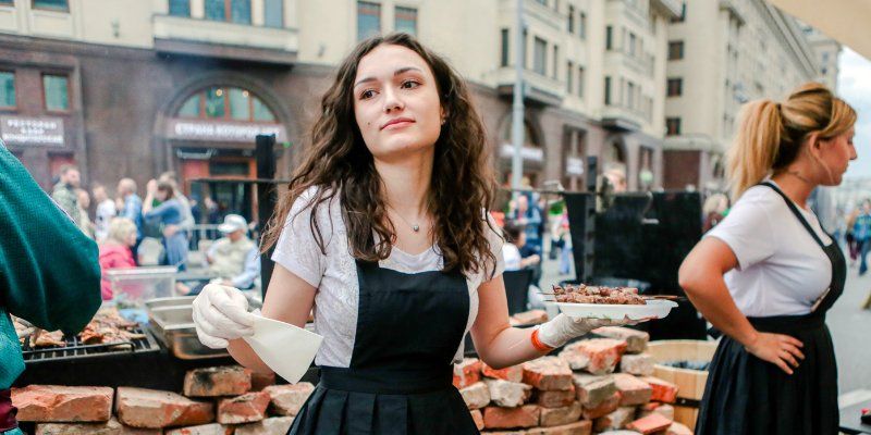 Гаспачо из черешни и чахохбили: что предложат на фестивале «День России. Московское время»