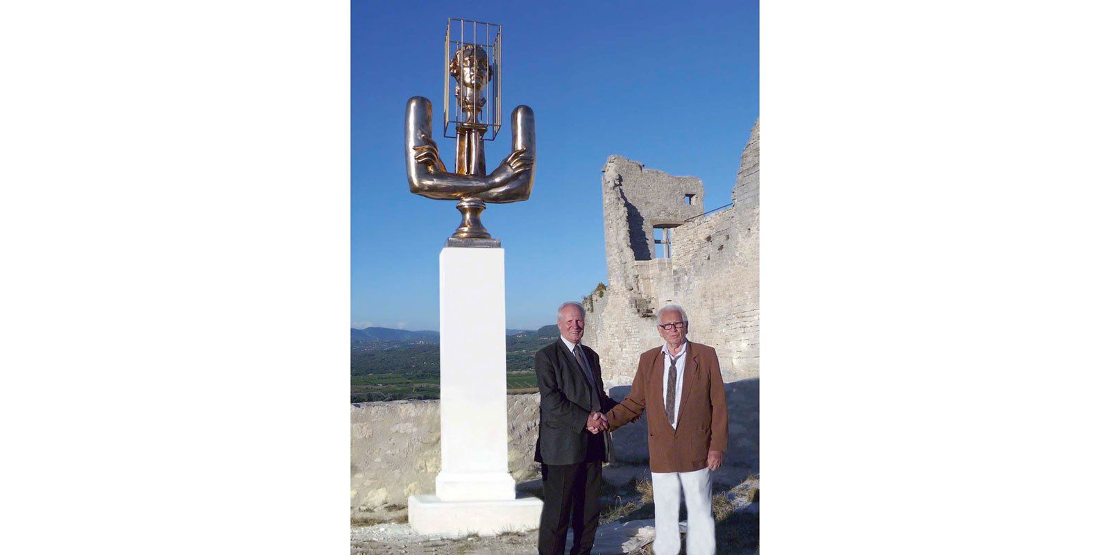 Александр Бурганов и Пьер Карден у памятника Маркизу де Саду в Лакосте. 2010 год