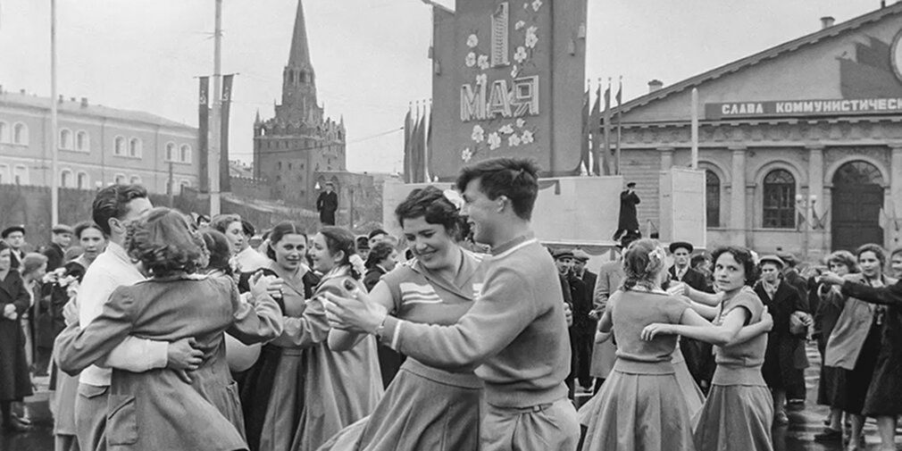 Народные гулянья на Манежной площади. Фото Ю. Королева, В. Тарасевича. 1 мая 1955 года. Главархив Москвы
