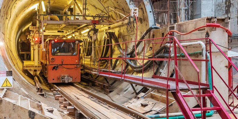 Участок Троицкой линии метро между станциями «Улица Новаторов» и «Мамыри» готов на треть