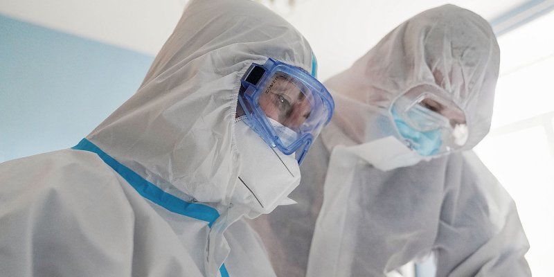 Больше половины новых случаев коронавируса выявлено у людей до 45 лет
