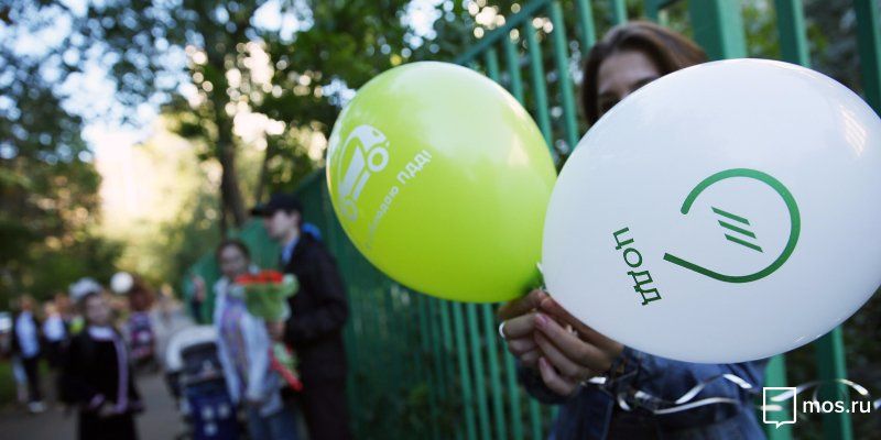 Школьникам напомнили о безопасности на дорогах с помощью воздушных шаров