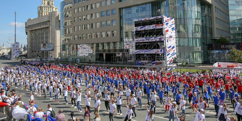 «Герои рядом с нами»: на проспекте Академика Сахарова начался праздничный концерт