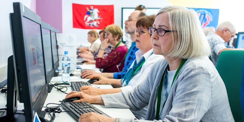 Безопасность в интернете и городские сервисы: для москвичей старшего поколения пройдут «Цифровые среды»