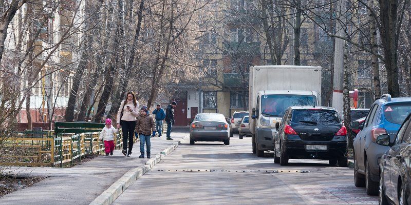 В этом году МАДИ зафиксировала более тысячи случаев парковки на тротуарах и переходах