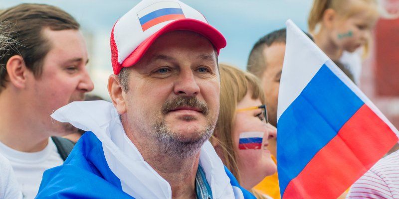 Праздничные плакаты и видеоролики: как украсили город ко Дню России