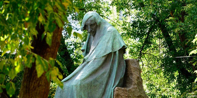 How Arbatskaya Square got three monuments to Gogol