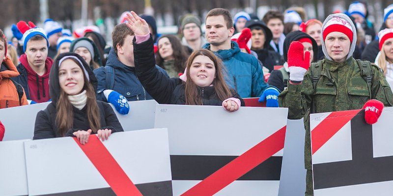 40-метровая зачетка: московские студенты устроили флешмоб у здания МГУ