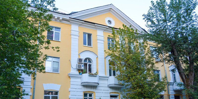 Завершился капитальный ремонт фасада дома в стиле неоклассицизма на Подмосковной улице