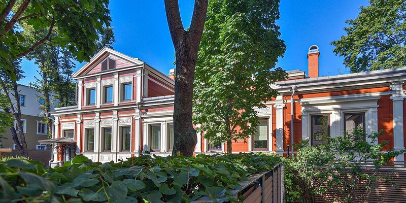 In the neo-Greek style: the history of the wooden manor house in Gusyatnikov lane