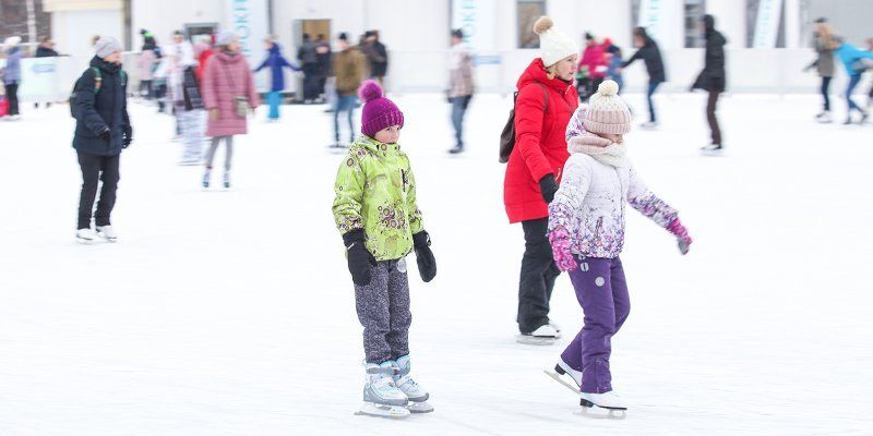 Катки в 19 городских парках продлят свою работу