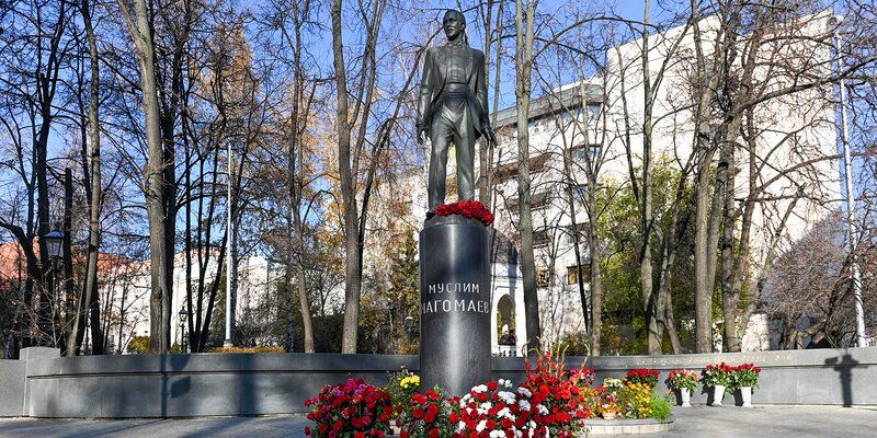 Память о великом голосе: в Москве отремонтируют монумент Муслиму Магомаеву