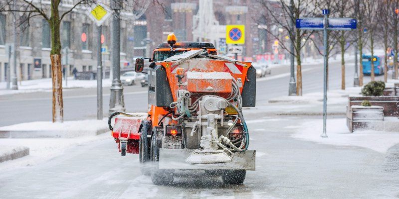 В Москве устраняют последствия снегопада