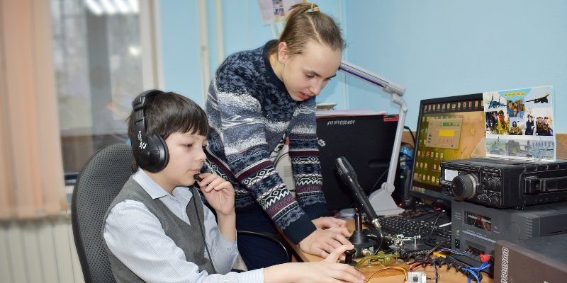 «Охотиться на лис», пользоваться азбукой Морзе и устанавливать связь с другими странами могут участники клуба «Радиолюбитель» в Центре «Печатники»