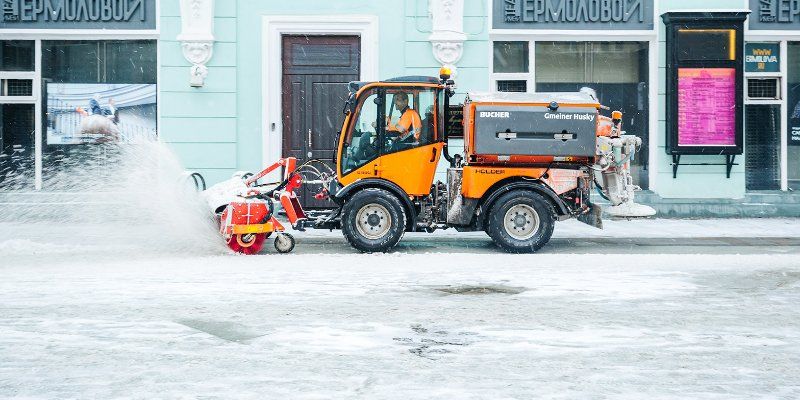 Дороги и тротуары обработают противогололедными материалами из-за непогоды