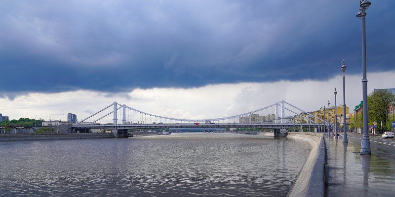 Москвичей в воскресенье снова ждут гроза и сильный ветер