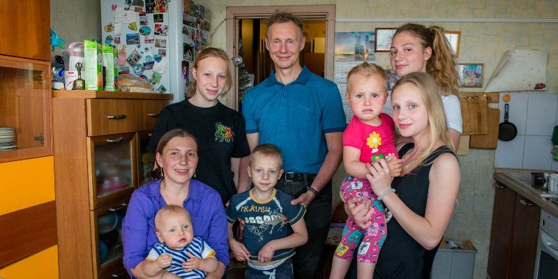 Мал мала меньше: о буднях и праздниках семьи, в которой девять детей