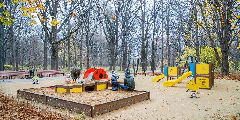 Башни, горки и качели: в парке «Дубки» обустроили три детские площадки