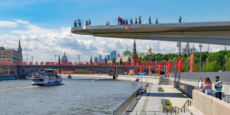 Занятия в фитнес-центре и речная прогулка: как столица возвращается к обычной жизни