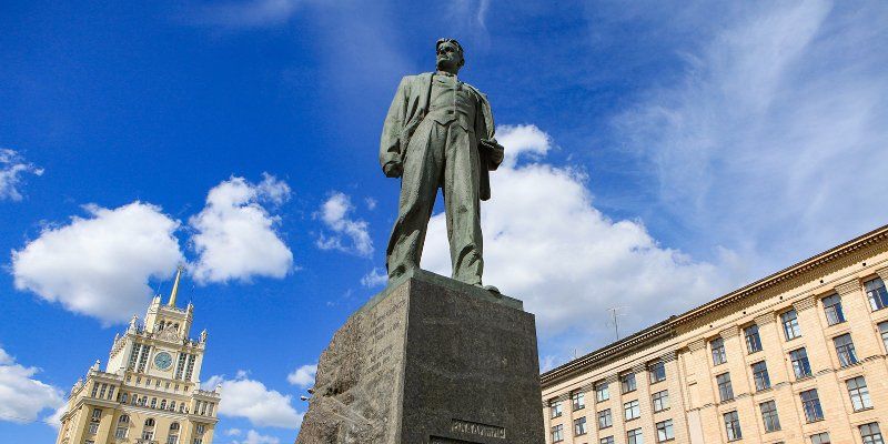 «Улицы — наши кисти, площади — наши палитры»: Москва Владимира Маяковского