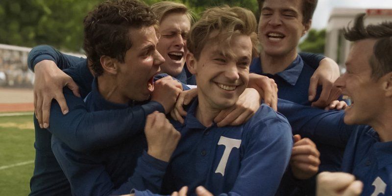 Фильмы недели. Александр Петров играет в футбол, Джуд Лоу что-то скрывает