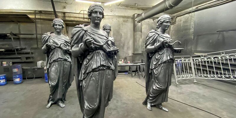 Завершена реставрация четырех скульптур на фасаде бывшей аптеки Феррейна