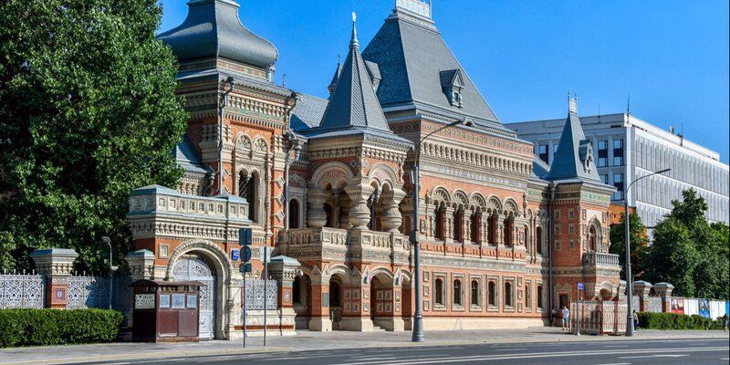 Where Sirin sings and the snowdrop blooms all year round. Six mansions with ornaments on facades