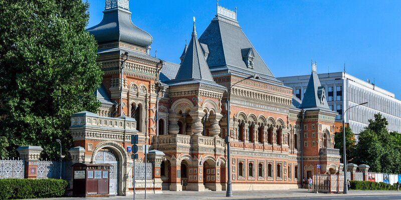 Где поет сирин и весь год цветет подснежник. Шесть особняков с узорами на фасадах