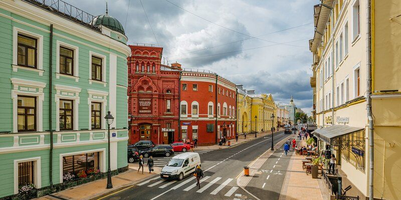 The street like an exhibition. Looking for bats and hippocampuses on Bolshaya Nikitskaya
