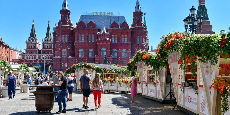 Гуляш в ржаном хлебе и радужная форель: чем угощают гостей на фестивале в честь 10-летия ТиНАО