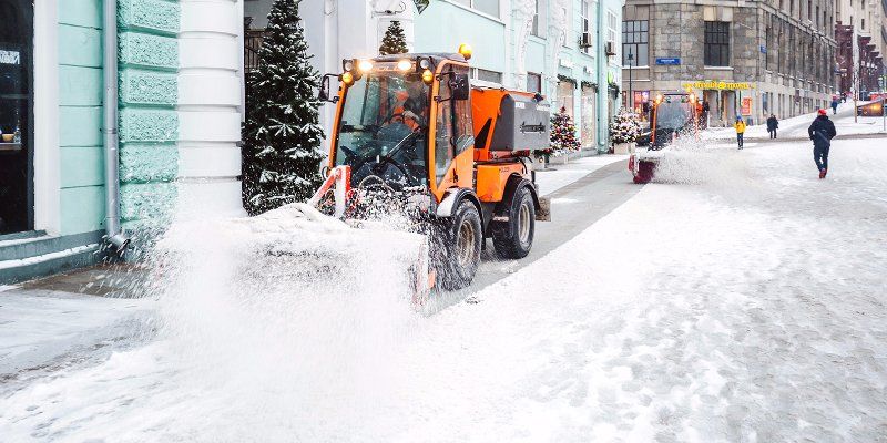 Снегопад в городе: куда пожаловаться на сугробы