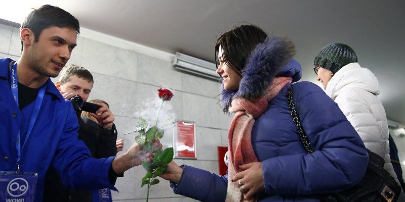 Арии о любви и ледяные розы: в метро поздравляют прекрасных дам