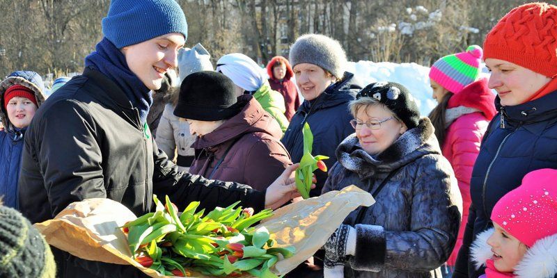 11 тысяч букетов: как москвичи отметили 8 Марта в парках