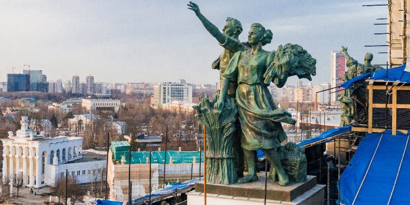 Рабочие и колхозницы: завершилась реставрация четырех скульптурных групп на Центральном павильоне ВДНХ
