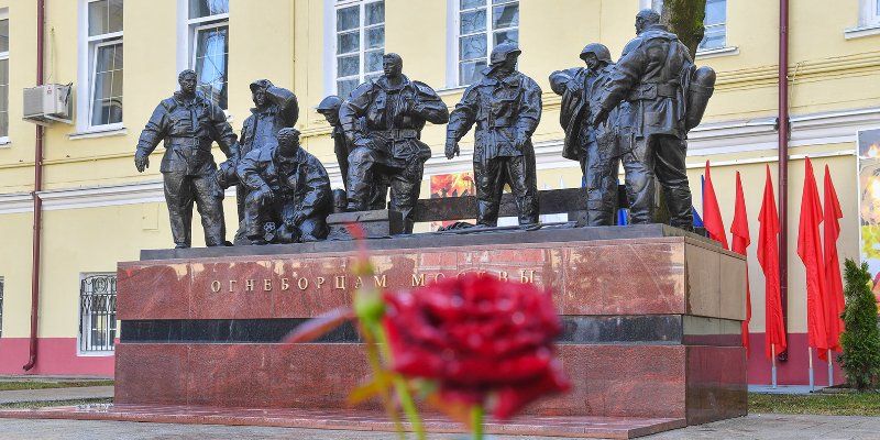 На Пречистенке открыли памятник «Огнеборцам Москвы»