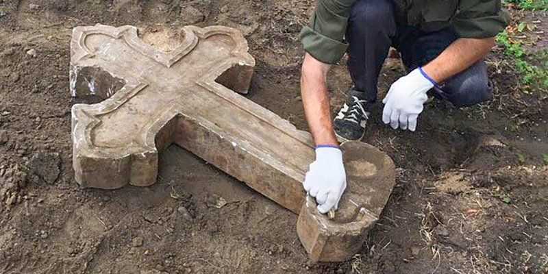 Первая крупная находка: в каком парке археологи обнаружили мраморный крест