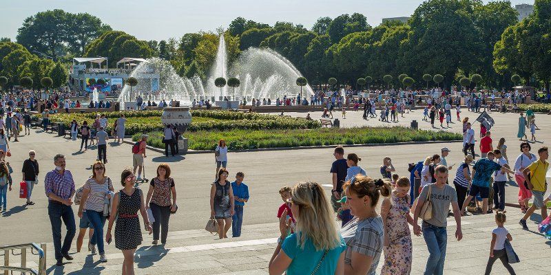 Техно-барабанщик, хип-хоп и динозавры: как отметить День города в Парке Горького