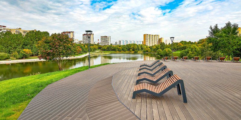 Умные, круглые и с козырьками: какие необычные лавочки можно встретить в Москве