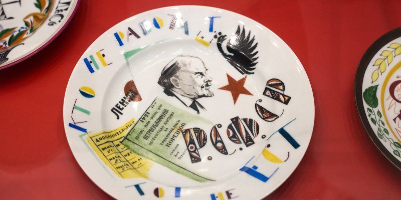 Эпоха на блюдечке: изучаем агитационный фарфор из коллекции музея керамики в Кускове