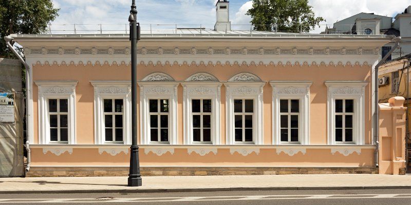Лепной фриз в виде листьев аканты: завершилась реставрация главного дома городской усадьбы на Большой Ордынке