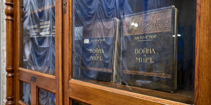 Анекдоты из жизни графа, бюст и книги. Из чего состоит библиотека имени Льва Толстого