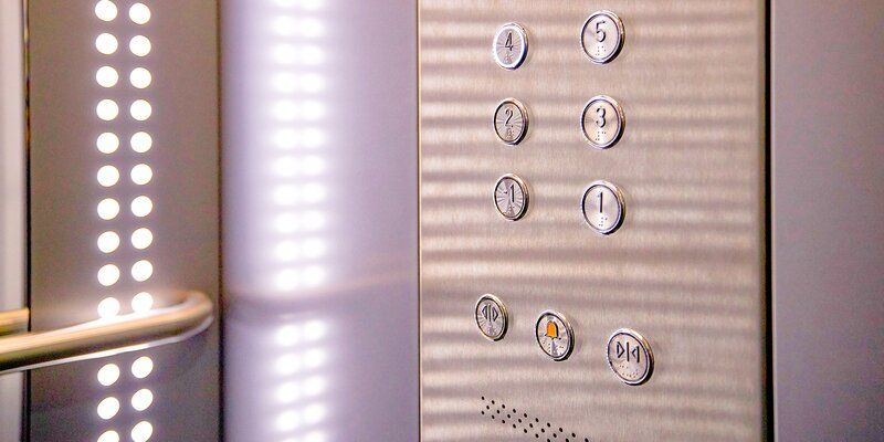 Московские лифты начали оснащать бактерицидными УФ-рециркуляторами воздуха
